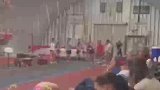撑杆跳比赛男子起飞弹射失败，竹竿爆杆后抛下男子独自起飞