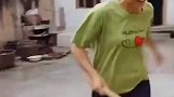 家养猪在家里四处逃窜