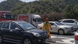 高速上堵车，看见了一大哥穿的搞笑龙袍！