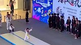 萌娃表演跆拳道太可爱，走路都摇摇晃晃，但她翻得好厉害