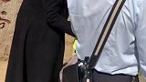 小男孩向兵哥哥敬礼，兵哥哥回礼一瞬间太帅了