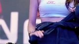 天气太热了，衣服扎起来更时尚