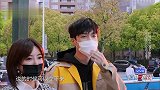 张艺兴街头帮单身美眉征婚，路人一句话笑喷：你长的像张艺兴！