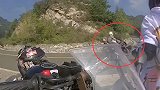 惊险！保时捷山路逆行撞飞摩托车 摩托车驾驶员空中翻转360度