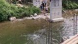 看到小孩在水中戏水，瞬间找回小时候的回忆