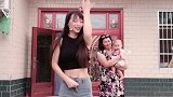农村二胎辣妈挑战全网蹦迪，这身材太苗条了吧