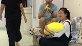 和婆婆合伙逗逗调皮的老公