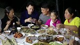 胖妹过节去蹭饭，美女表妹好抢眼，这吃相也是没谁了