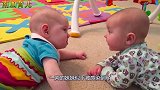 “最见外的宝宝”：俩娃初次见面，弟弟的白眼太吸睛了！