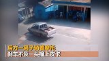 笑哭！骑车男刹车不及追尾皮卡 “倒栽葱”式翻进车厢