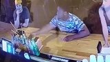 幸亏酒馆有监控，不然又得找老板赔偿，自己眼瞎能怪谁