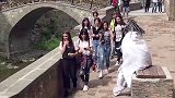 帅小伙穿上整蛊服装后，太好笑了