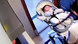 女子推婴儿车过门槛，断裂婴儿90度后仰