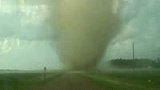 龙卷风吹袭美国 房屋瞬间被毁-8月9日
