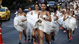 泰国街头现“落跑新娘”，300位新娘集体狂奔，只为赢得奖品！