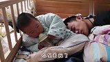 1岁宝宝专注喝奶，爸爸在旁边求关注，宝宝：真是个磨人的老妖精