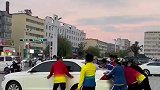 大爷大妈为了跳舞，欲合力将轿车推开引热议