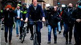 荷兰首相骑自行车向国王辞职：锻炼身体又环保