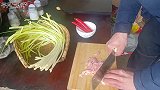 平凡人是怎么来炒韭黄，用两个泡椒提味，炒出来味道巴适得很！