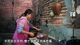 包立春给猪宝贝添猪粮，桃子姐在家做一大盘孜然羊肉，美滋滋