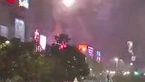 大雨也浇灭不了热情！阿根廷街头球迷疯狂庆祝