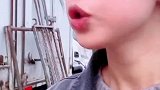 女子未戴眼镜出门，误把铁架当甘蔗！吃一根甘蔗有多困难