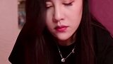 宾利看电视跟妈妈说李现太帅了，看妈妈什么反应，百威的话搞笑了