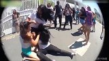疯了疯了！女子一言不合就打架 撕扯拉拽现场一片混乱谁都拉不开