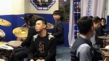五个老师敲架子鼓，只有一个学生演唱，此时他内心的压力非常大！