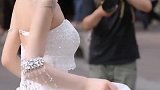 时尚街拍：小姐姐的婚纱，美哭了，小时候梦想中的芭比公主
