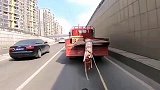 行车记录仪摩托车司机的几声喇叭，无形中拯救了货车司机！