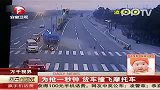 监控拍下货车与摩托车均闯红灯相撞