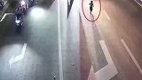 晚高峰时段男童误入车流，好在交警及时出手化险为夷这一抱真帅