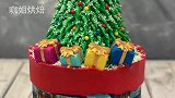 太不可思议啦！牛人把蛋糕做成逼真的迷你圣诞树造型，过程超好玩
