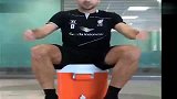 英超-1415赛季-冰桶挑战·利物浦杰拉德接受ALS冰桶挑战-新闻