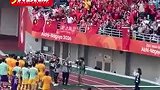 赛后U23国足谢场 球迷高喊：继续战斗