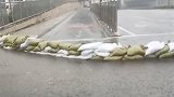 河南郑州：发布暴雨红色预警，隧道入口设置路障和沙袋