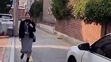劫匪不是很聪明的样子，车都被开走了