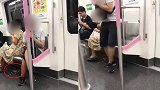 大妈武汉地铁吃莲子果皮丢一地 一旁乘客受不了走开
