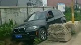村口道路被封不让进，小伙居然利用排水道过弯，你这技术有些牛啊