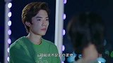 我就静静地站在这里看你爱别人