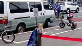 主人进店买东西，狗子乖乖在外面等候