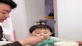 爸爸给宝宝喂饭，竟惹得她一脸嫌弃，算了还是吃饭最重要