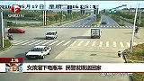 女孩溜下电瓶车 民警发现送回家