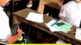 躲在课桌下面玩手机，被老师拍视频了还不知道