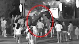 不满儿子被其他儿童撞倒 双方家长相互推搡后当街上演肢体冲突