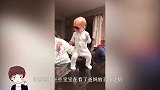 2岁宝宝房间突然传出音乐声，老爸好奇开门一看，瞬间快笑岔气了