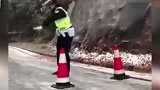 致敬！那些在大雪中自救的警察叔叔们，看看突然就笑了