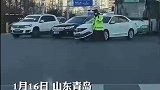 车辆前脸受损掉了一半，交警叔叔现场抬杠溜车