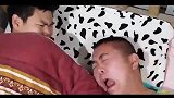 三江锅农村系列：二货做噩梦惊扰憨头，结果被亲哥赶到地上睡